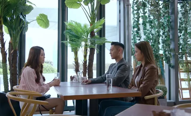 Sophie兩個造型都好有女人味同貴氣，而且感受到角色嘅溫婉。