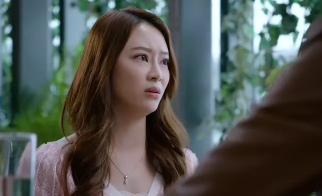 Sophie兩個造型都好有女人味同貴氣，而且感受到角色嘅溫婉。