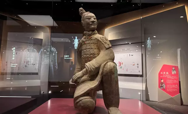 跪射俑屬國家一級文物，頭輓髮髻，身穿戰袍，上身和兩臂有鎧甲，腳穿方口履，雙手呈握弓弩狀（巴士的報記者攝）
