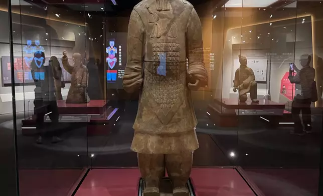 「秦高級軍吏俑」最顯著的特徵是頭戴特殊冠飾「雙卷尾鶡冠」，象徵勇武精神（巴士的報記者攝）