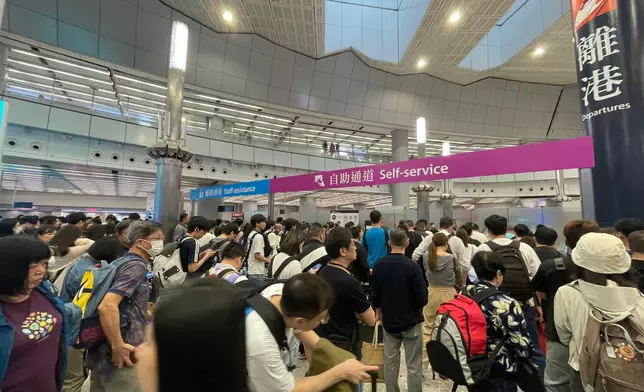 西九高鐵站離境人潮。巴士的報記者攝