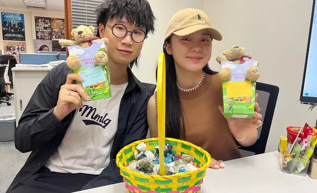 林智樂、姚焯菲到新城派復活蛋。