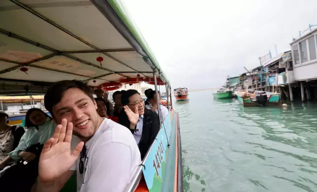 李家超到訪大澳，體會水鄉風情。