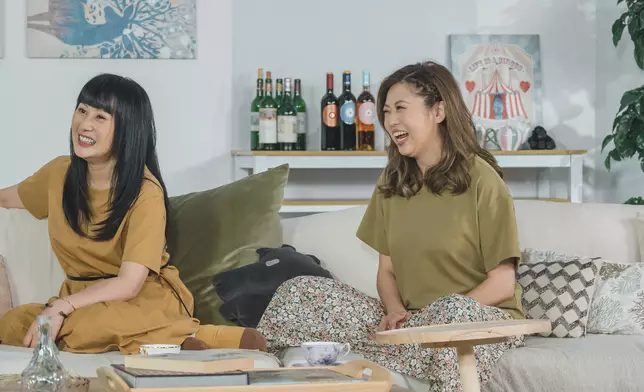 現場啲人笑到企唔直。