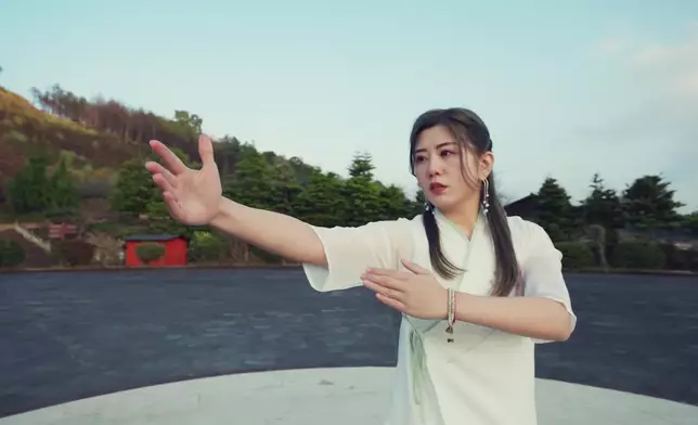 陳嘉慧耍太極。