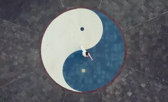 陳嘉慧耍太極。