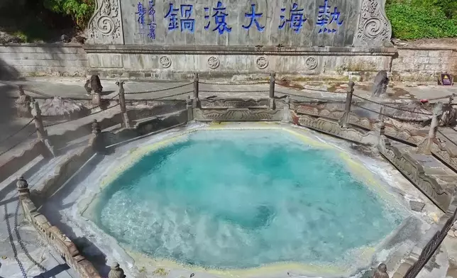 品嚐「巨型打邊爐」。