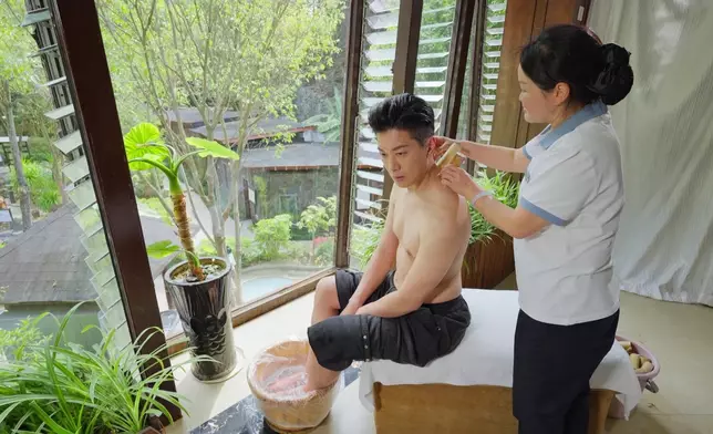 黎諾懿更露肉拔水罐。