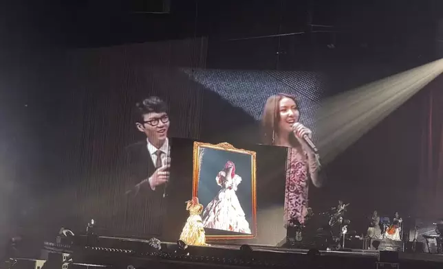 Fiona在演唱會上悼念摯友。（小紅書圖片）