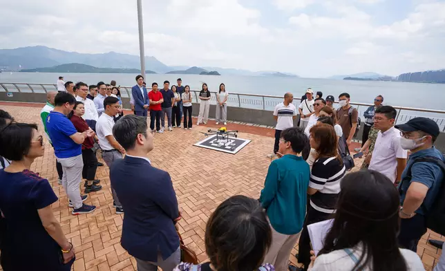 政府代表到訪沙田區議會，介紹低空經濟監管沙盒試點項目推行情況。運輸及物流局FB圖片
