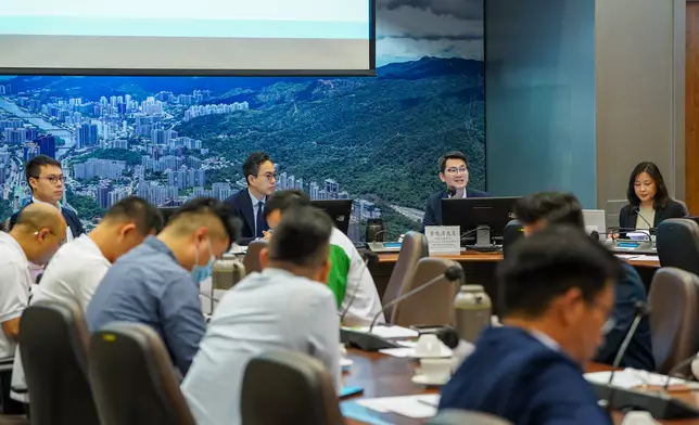 政府代表到訪沙田區議會，介紹低空經濟監管沙盒試點項目推行情況。運輸及物流局FB圖片