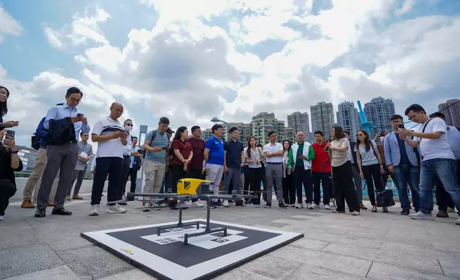 政府代表到訪沙田區議會，介紹低空經濟監管沙盒試點項目推行情況。運輸及物流局FB圖片