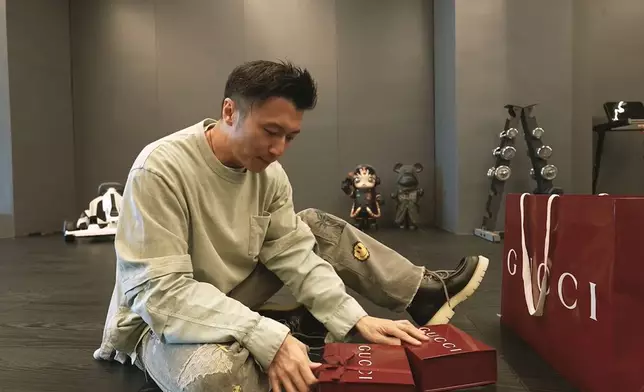 霆鋒開箱Gucci專登為他專屬訂製的結他皮帶及接收器的皮套。