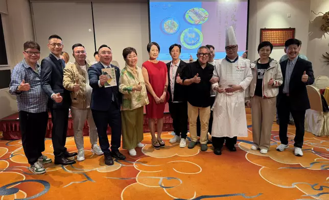 黃麗梅與汪曼玲出席友人新書飯局。網上圖片