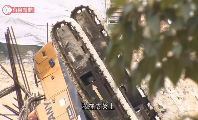 牛池灣一個地盤有吊臂車翻側，操作員自行爬出駕駛室，輕傷送院。有線新聞截圖