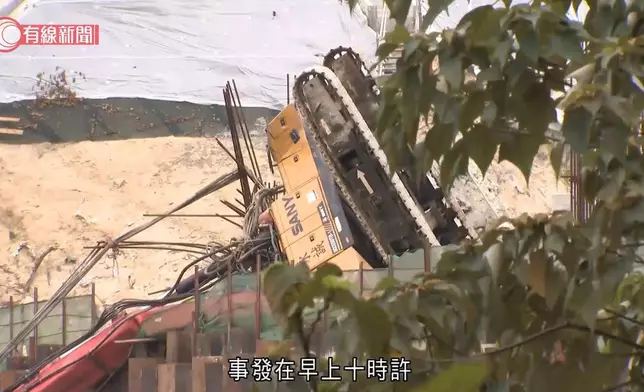 牛池灣一個地盤有吊臂車翻側，操作員自行爬出駕駛室，輕傷送院。有線新聞截圖