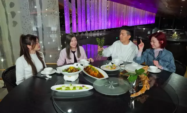 四人品嚐了以石斛為主的養生餐，，Erica大談自己產後都經常食用石斛