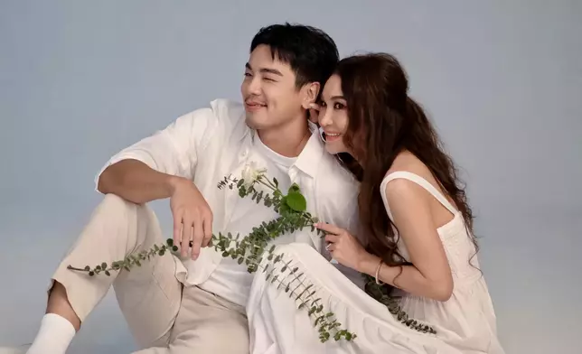 溫碧霞與禾浩辰為新片《謊島美人魚》拍攝甜蜜情侶照。