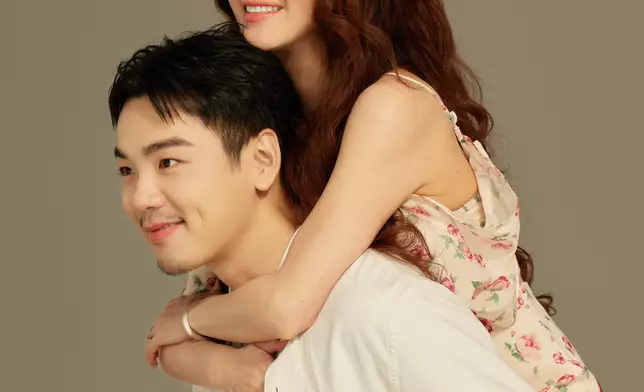 儼如一對甜蜜情侶！