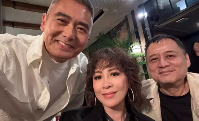 發哥與劉嘉玲和美術大師張叔平合照