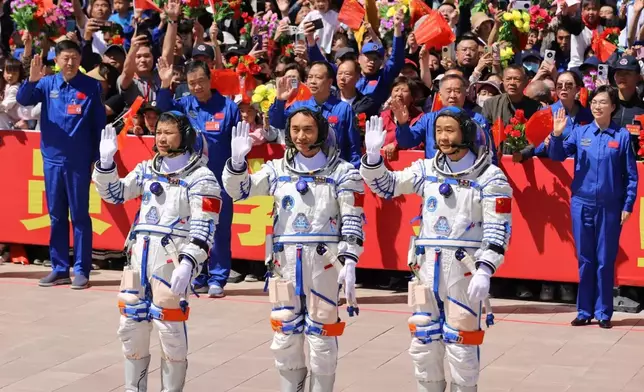 神舟二十號載人飛行任務航天員乘組出征儀式，衛星發射中心舉行。人民網圖片