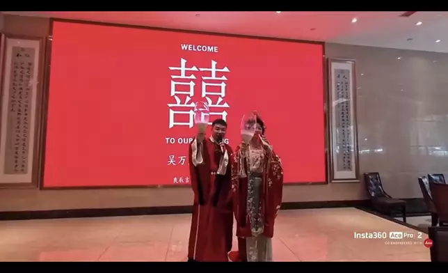 新婚夫婦與賓客乾杯 圖片擷取自抖音（抖音/@炸炬糊糊）