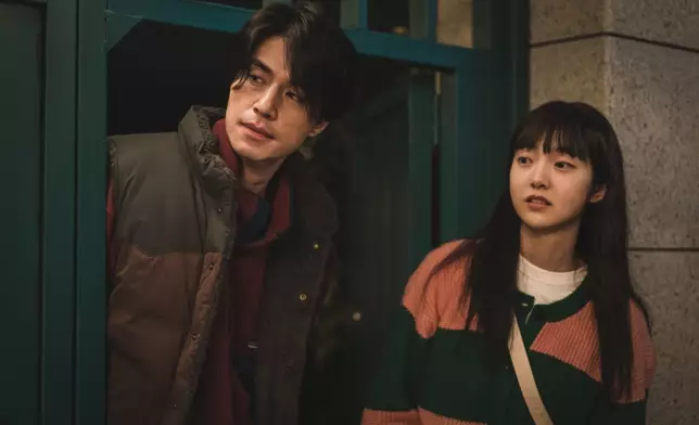 殺手李棟旭與侄女金慧峻重逢合作。