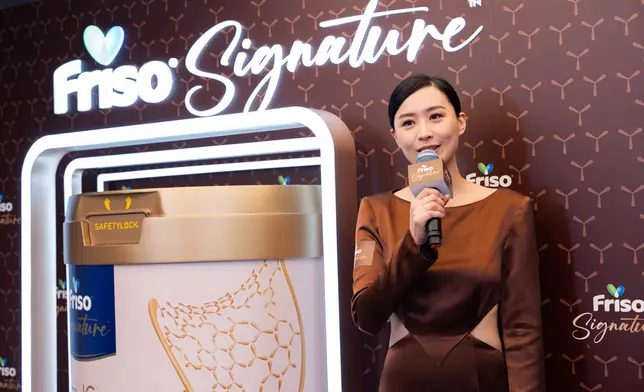 育有一子一女的陳法拉，回港出席美素佳兒FRISO Signature奶粉活動。