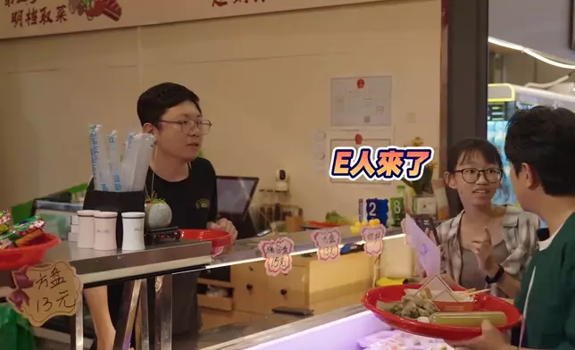 買到最後的酸菜豬肚湯遇到困難，一位可愛的小妹妹混入拍攝現場，成為了祖藍的即時助攻。