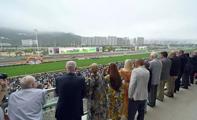 一眾來自澳洲的旅客購買「尊尚禮遇套票」，在完成提升工程後的「駿軒」的露台專區欣賞精彩賽事。