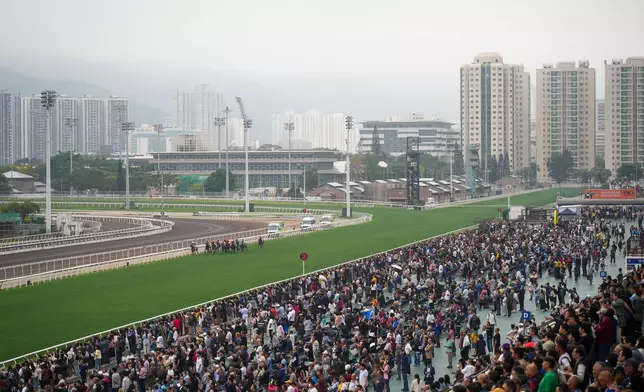 今個馬季截至今天賽事共吸引逾十三萬六千名旅客前來香港觀賞賽馬賽事，已經遠超上個馬季全季總數的九萬三千人。