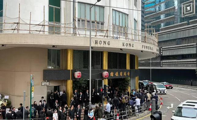 大批傳媒在殯儀館門外採訪。巴士的報記者攝