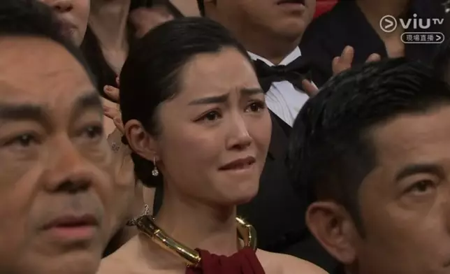 衛詩雅在台下感動落淚。