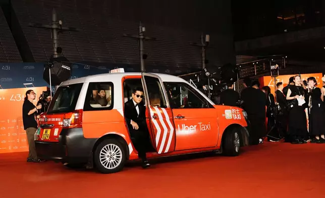 古天樂以一身黑色西裝坐Uber Taxi出場。