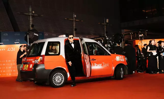 古天樂踏出Uber Taxi一刻，紅地氈氣氛瞬間推至高潮。