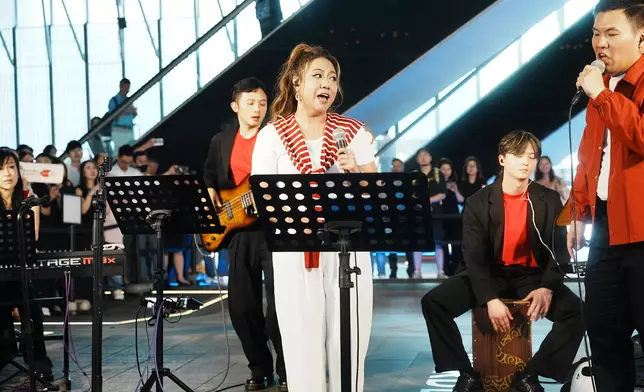 The Flame今午在中環街頭舉行快閃演出