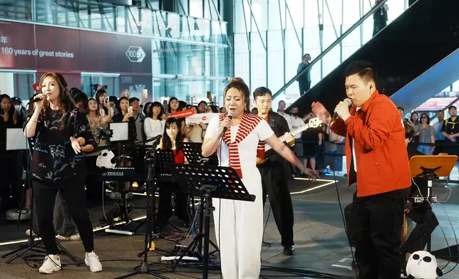 他們表示新歌MV也是busking時實拍