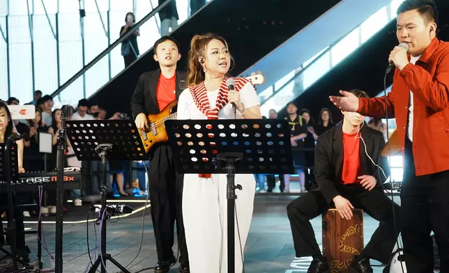 主音KIT(張潔瑩)憶述樂隊十多年堅持busking，從最初數十觀眾到如今千人圍觀