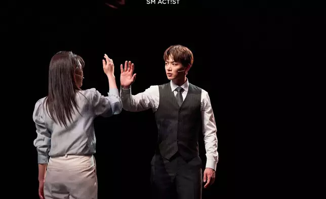 珉豪近日出演舞台劇《幽會》。 SM娛樂官網圖片