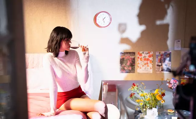 在家中穿上貼身白色襯衫加紅色短褲則代表開始發現感情出了狀況，卻沒勇氣承認、面對。