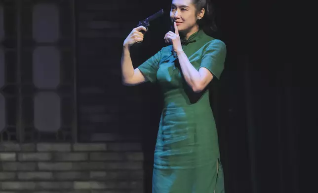 朱茵直言：「由試演時自摑7至8下，到正式公演改成十幾下瘋狂自摑，難度更高，練習了很久，要摑的聲音夠響。」