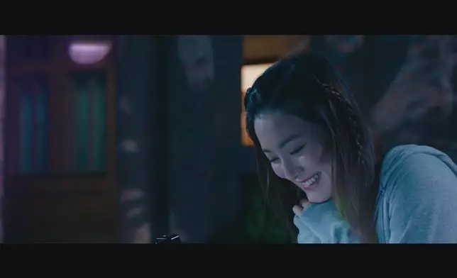 敏奕嘅校園Look獲讚好有仙氣，同埋真係零違和咯。