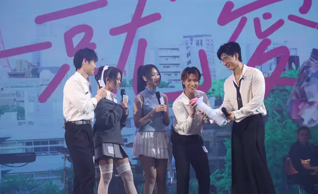 左起：Michael C、張天穎、詹天文、力臻與張馳豪打開時間錦囊。