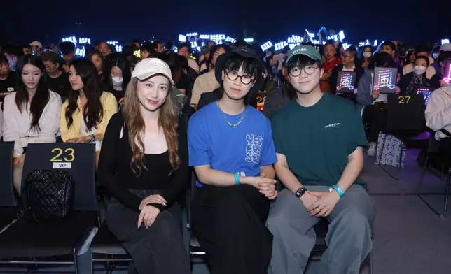 左起：龔嘉欣、林智樂、何晉樂齊捧張馳豪及詹天文場。