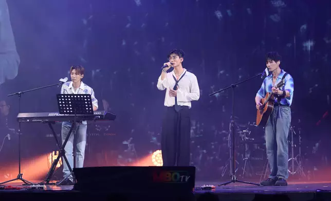 左趗：力臻、張馳豪、Ｍichael C合唱。