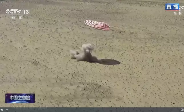 神舟十九號載人飛船返回艙在東風著陸場著陸，揚起一片沙塵。新華社直播截圖