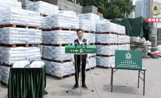 海關打擊市面售賣冒牌建築材料活動，搜獲60噸冒牌瓷磚黏結劑。海關直播截圖