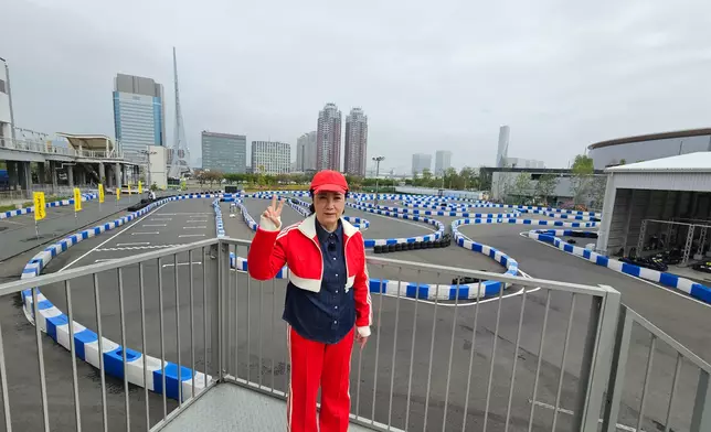 阿姐玩賽車。