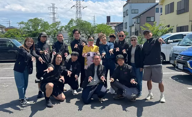 台前幕後一齊做KOL手勢。