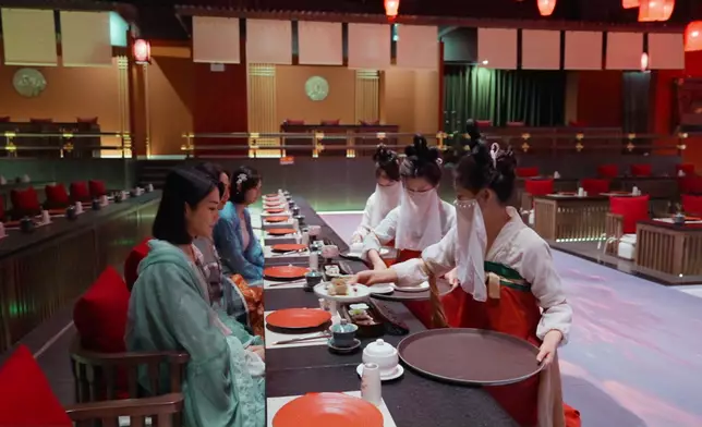 八個精彩的表演配上八道美味佳餚。